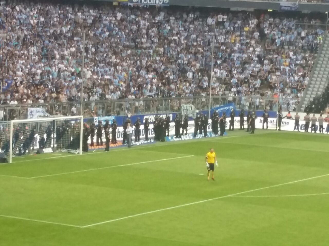 Polizisten müssen Fans in der Nordkurve in der Allianz Arena zurückhalten