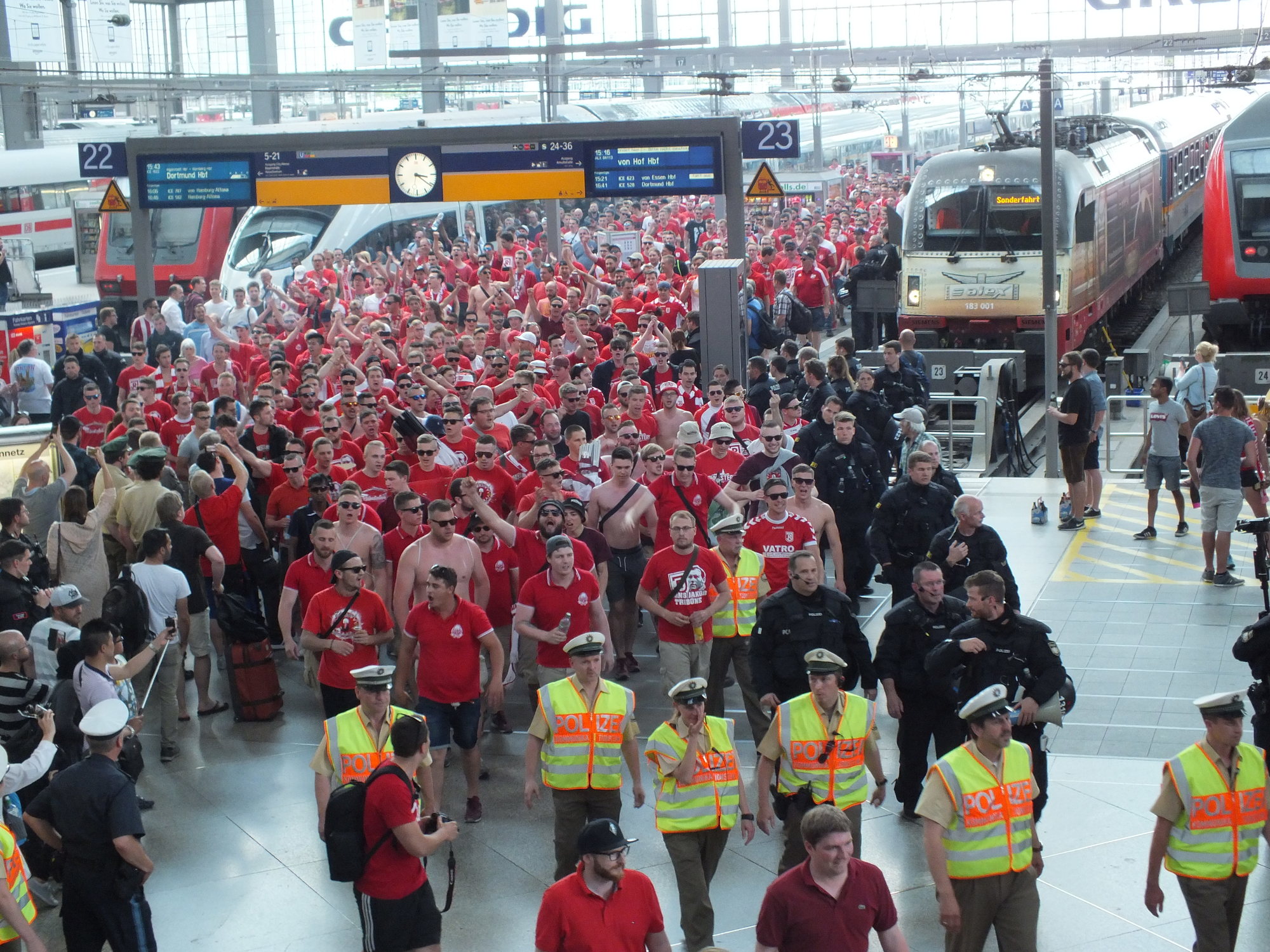 Ankunft SSV Jahn Fans am Hauptbahnhof München © Bundespolizeiinspektion München