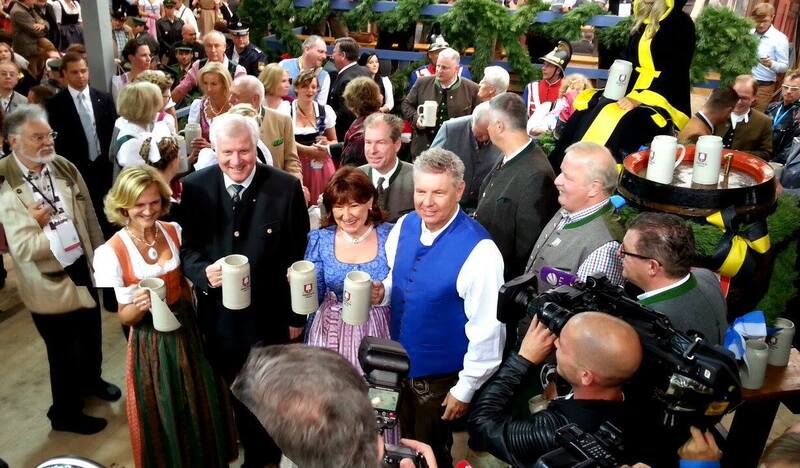 ozapft is oktoberfest wiesn 2015 reiter seehofer schottenhamel