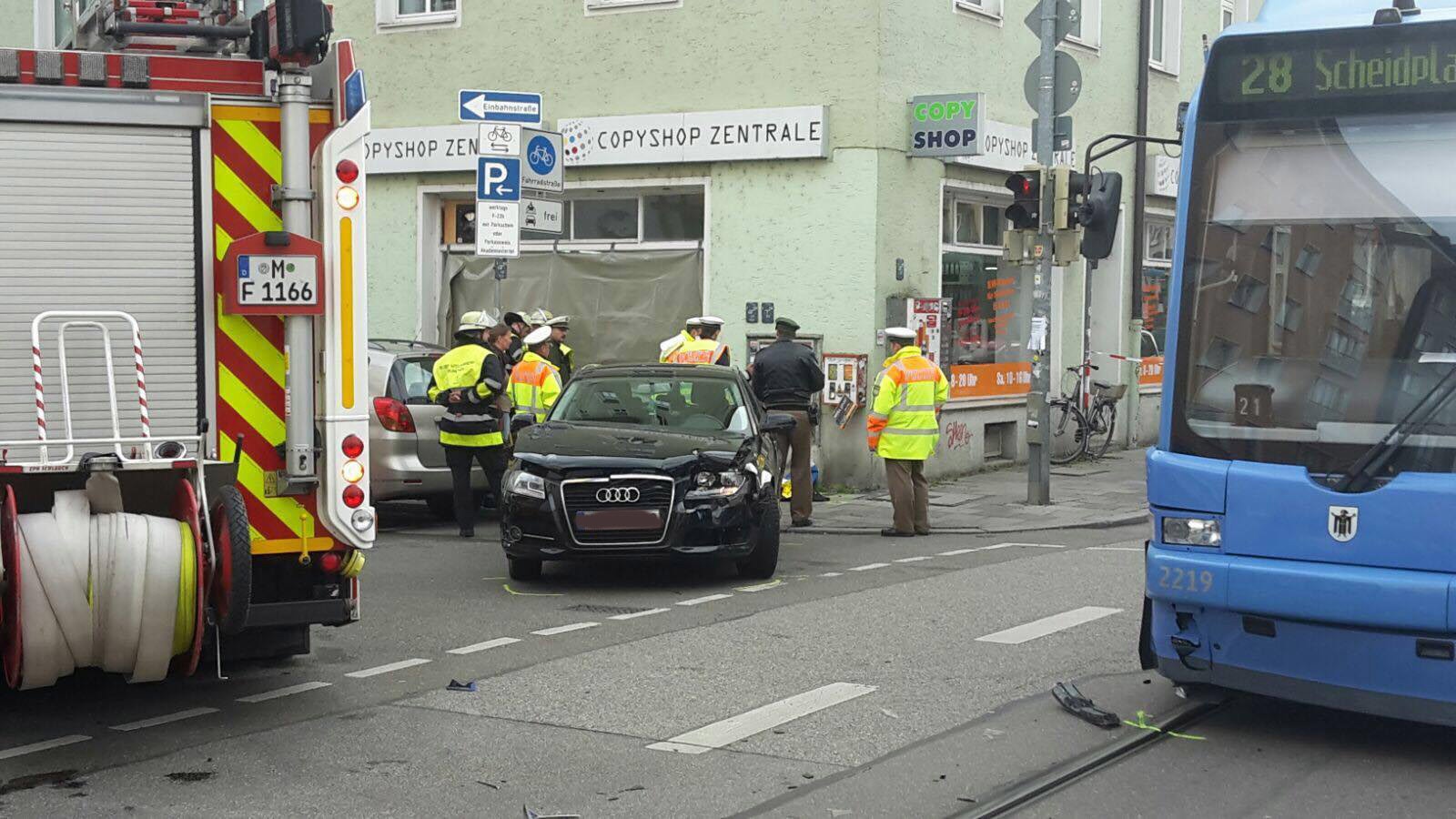 Tödlicher Unfall: Auto Prallt Gegen Tram Und Schleudert Auf Fußgängerin ...